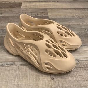 Unbranded foam runners equivalent US size 7.5/8 men or 9/9.5 women like new